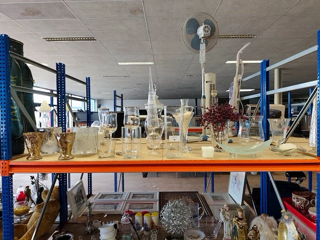 Ca. 18 diverse sierstukken en vazen uit glas - afbeelding 1 van  8
