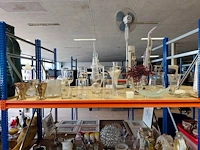 Ca. 18 diverse sierstukken en vazen uit glas