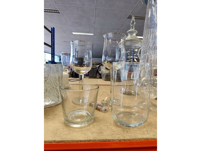 Ca. 18 diverse sierstukken en vazen uit glas - afbeelding 4 van  8