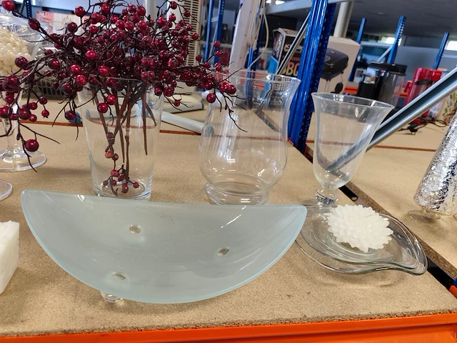 Ca. 18 diverse sierstukken en vazen uit glas - afbeelding 8 van  8