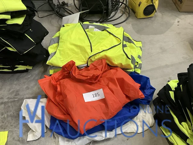 Ca. 20 fluohesjes en 3 regenjassen - afbeelding 1 van  3