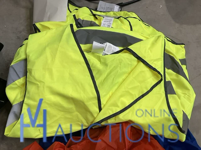 Ca. 20 fluohesjes en 3 regenjassen - afbeelding 2 van  3