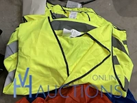 Ca. 20 fluohesjes en 3 regenjassen - afbeelding 2 van  3
