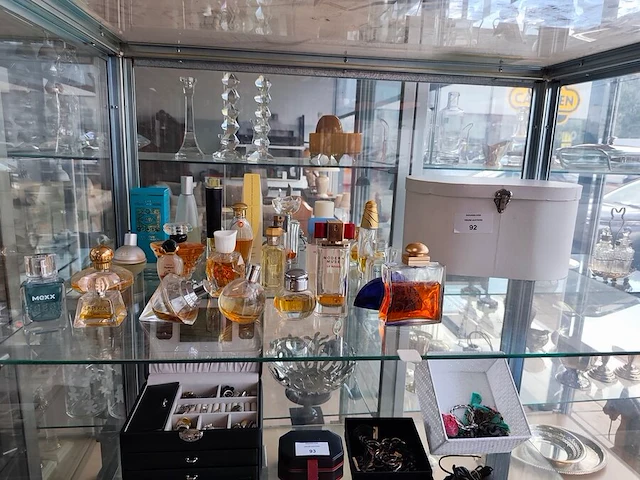 Ca. 24 flesjes aangebruikte parfums van diverse luxe merken met witte ovalen opbergkoffer - afbeelding 1 van  7