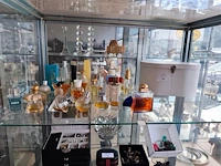 Ca. 24 flesjes aangebruikte parfums van diverse luxe merken met witte ovalen opbergkoffer