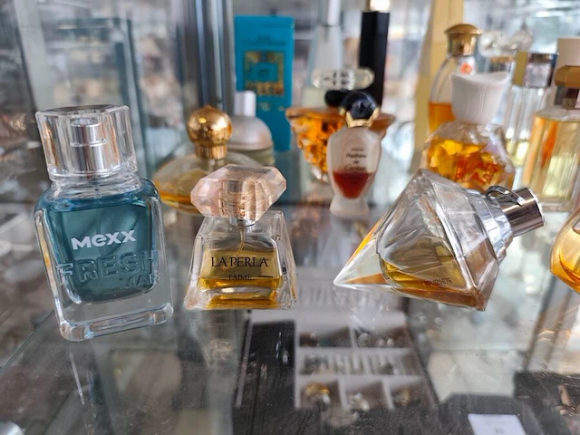 Ca. 24 flesjes aangebruikte parfums van diverse luxe merken met witte ovalen opbergkoffer - afbeelding 2 van  7