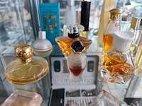 Ca. 24 flesjes aangebruikte parfums van diverse luxe merken met witte ovalen opbergkoffer - afbeelding 3 van  7