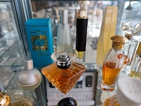Ca. 24 flesjes aangebruikte parfums van diverse luxe merken met witte ovalen opbergkoffer - afbeelding 4 van  7