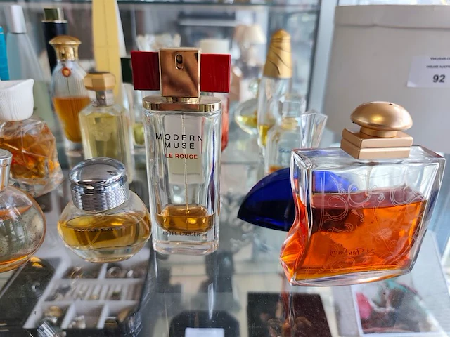 Ca. 24 flesjes aangebruikte parfums van diverse luxe merken met witte ovalen opbergkoffer - afbeelding 5 van  7