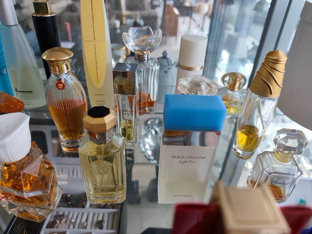Ca. 24 flesjes aangebruikte parfums van diverse luxe merken met witte ovalen opbergkoffer - afbeelding 6 van  7