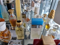Ca. 24 flesjes aangebruikte parfums van diverse luxe merken met witte ovalen opbergkoffer - afbeelding 6 van  7