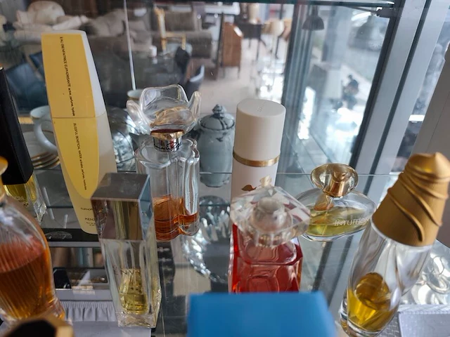 Ca. 24 flesjes aangebruikte parfums van diverse luxe merken met witte ovalen opbergkoffer - afbeelding 7 van  7