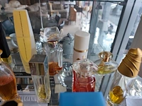 Ca. 24 flesjes aangebruikte parfums van diverse luxe merken met witte ovalen opbergkoffer - afbeelding 7 van  7