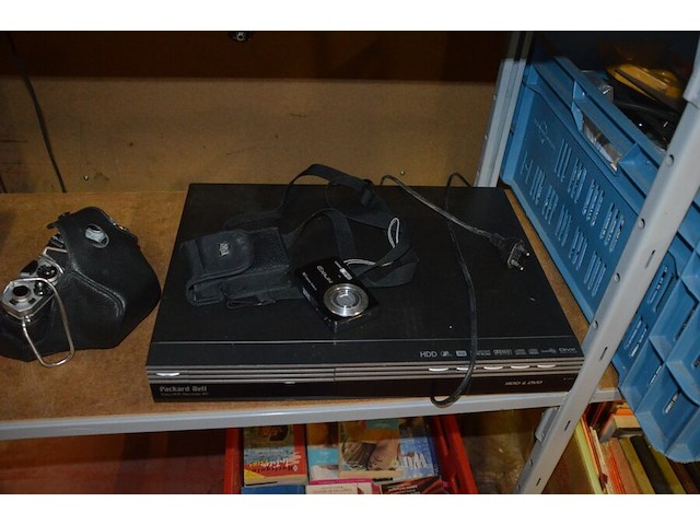 Ca. 32 glazen, sierstukken, dvd speler packard bell, analoog fototoestel chinon, digitaal fototoestel casio, diverse sierjuwelen en polshorloges, kist met lege jeneverflessen, wandklok - afbeelding 2 van  15