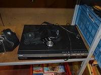Ca. 32 glazen, sierstukken, dvd speler packard bell, analoog fototoestel chinon, digitaal fototoestel casio, diverse sierjuwelen en polshorloges, kist met lege jeneverflessen, wandklok - afbeelding 2 van  15