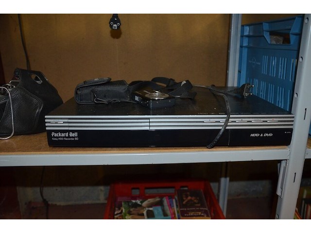 Ca. 32 glazen, sierstukken, dvd speler packard bell, analoog fototoestel chinon, digitaal fototoestel casio, diverse sierjuwelen en polshorloges, kist met lege jeneverflessen, wandklok - afbeelding 3 van  15
