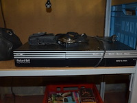 Ca. 32 glazen, sierstukken, dvd speler packard bell, analoog fototoestel chinon, digitaal fototoestel casio, diverse sierjuwelen en polshorloges, kist met lege jeneverflessen, wandklok - afbeelding 3 van  15