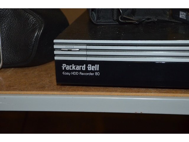Ca. 32 glazen, sierstukken, dvd speler packard bell, analoog fototoestel chinon, digitaal fototoestel casio, diverse sierjuwelen en polshorloges, kist met lege jeneverflessen, wandklok - afbeelding 4 van  15