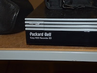 Ca. 32 glazen, sierstukken, dvd speler packard bell, analoog fototoestel chinon, digitaal fototoestel casio, diverse sierjuwelen en polshorloges, kist met lege jeneverflessen, wandklok - afbeelding 4 van  15