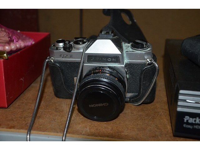 Ca. 32 glazen, sierstukken, dvd speler packard bell, analoog fototoestel chinon, digitaal fototoestel casio, diverse sierjuwelen en polshorloges, kist met lege jeneverflessen, wandklok - afbeelding 5 van  15
