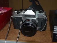 Ca. 32 glazen, sierstukken, dvd speler packard bell, analoog fototoestel chinon, digitaal fototoestel casio, diverse sierjuwelen en polshorloges, kist met lege jeneverflessen, wandklok - afbeelding 5 van  15
