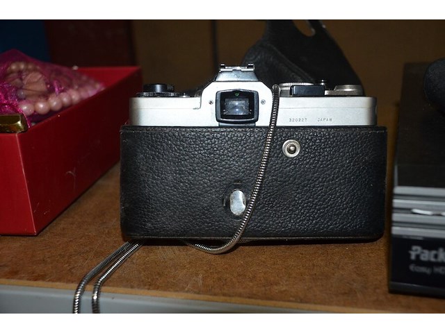 Ca. 32 glazen, sierstukken, dvd speler packard bell, analoog fototoestel chinon, digitaal fototoestel casio, diverse sierjuwelen en polshorloges, kist met lege jeneverflessen, wandklok - afbeelding 6 van  15