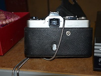 Ca. 32 glazen, sierstukken, dvd speler packard bell, analoog fototoestel chinon, digitaal fototoestel casio, diverse sierjuwelen en polshorloges, kist met lege jeneverflessen, wandklok - afbeelding 6 van  15