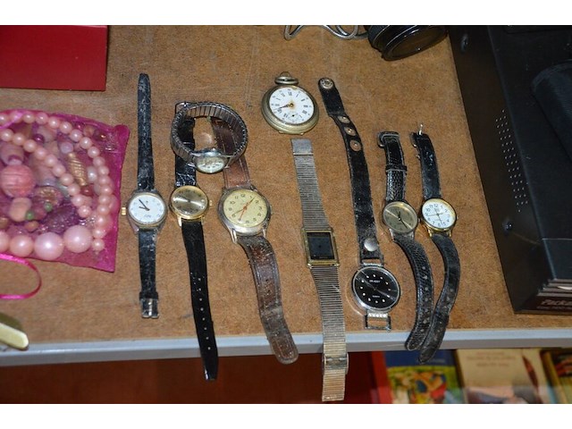 Ca. 32 glazen, sierstukken, dvd speler packard bell, analoog fototoestel chinon, digitaal fototoestel casio, diverse sierjuwelen en polshorloges, kist met lege jeneverflessen, wandklok - afbeelding 7 van  15