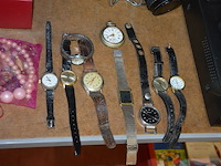 Ca. 32 glazen, sierstukken, dvd speler packard bell, analoog fototoestel chinon, digitaal fototoestel casio, diverse sierjuwelen en polshorloges, kist met lege jeneverflessen, wandklok - afbeelding 7 van  15