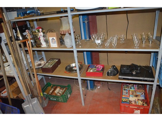 Ca. 32 glazen, sierstukken, dvd speler packard bell, analoog fototoestel chinon, digitaal fototoestel casio, diverse sierjuwelen en polshorloges, kist met lege jeneverflessen, wandklok - afbeelding 1 van  15
