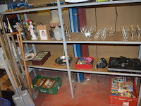 Ca. 32 glazen, sierstukken, dvd speler packard bell, analoog fototoestel chinon, digitaal fototoestel casio, diverse sierjuwelen en polshorloges, kist met lege jeneverflessen, wandklok - afbeelding 1 van  15