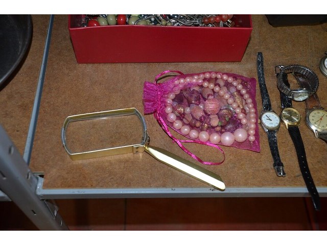 Ca. 32 glazen, sierstukken, dvd speler packard bell, analoog fototoestel chinon, digitaal fototoestel casio, diverse sierjuwelen en polshorloges, kist met lege jeneverflessen, wandklok - afbeelding 8 van  15
