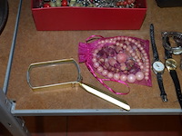 Ca. 32 glazen, sierstukken, dvd speler packard bell, analoog fototoestel chinon, digitaal fototoestel casio, diverse sierjuwelen en polshorloges, kist met lege jeneverflessen, wandklok - afbeelding 8 van  15