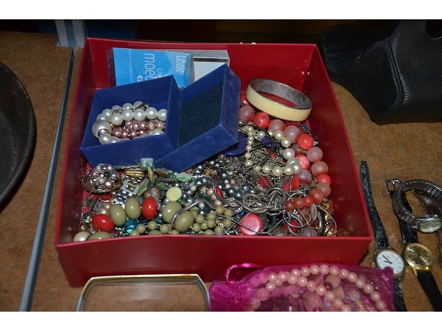 Ca. 32 glazen, sierstukken, dvd speler packard bell, analoog fototoestel chinon, digitaal fototoestel casio, diverse sierjuwelen en polshorloges, kist met lege jeneverflessen, wandklok - afbeelding 9 van  15