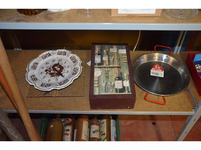 Ca. 32 glazen, sierstukken, dvd speler packard bell, analoog fototoestel chinon, digitaal fototoestel casio, diverse sierjuwelen en polshorloges, kist met lege jeneverflessen, wandklok - afbeelding 12 van  15