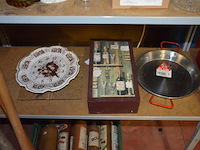Ca. 32 glazen, sierstukken, dvd speler packard bell, analoog fototoestel chinon, digitaal fototoestel casio, diverse sierjuwelen en polshorloges, kist met lege jeneverflessen, wandklok - afbeelding 12 van  15