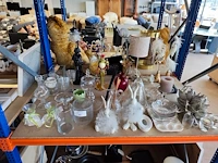 Ca. 40 diverse sierstukken w.o.: glazen kaarsen- en theelichthouders, beeldjes, 2 tafellampen,...
