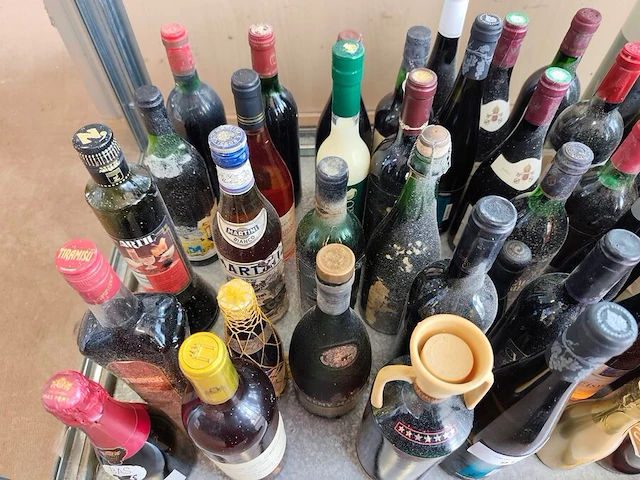 Ca. 49 diverse wijn- en drankflessen - afbeelding 2 van  11