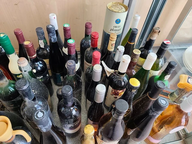 Ca. 49 diverse wijn- en drankflessen - afbeelding 3 van  11
