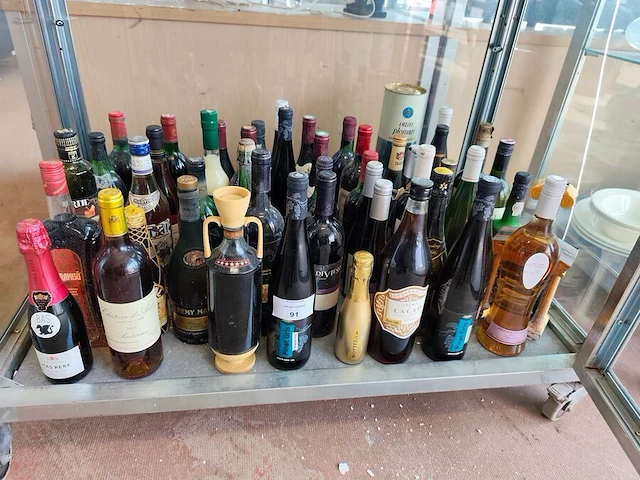 Ca. 49 diverse wijn- en drankflessen - afbeelding 1 van  11