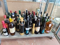 Ca. 49 diverse wijn- en drankflessen