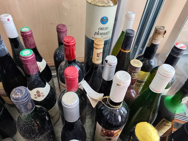Ca. 49 diverse wijn- en drankflessen - afbeelding 4 van  11