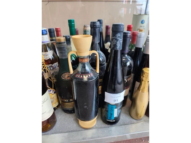 Ca. 49 diverse wijn- en drankflessen - afbeelding 7 van  11