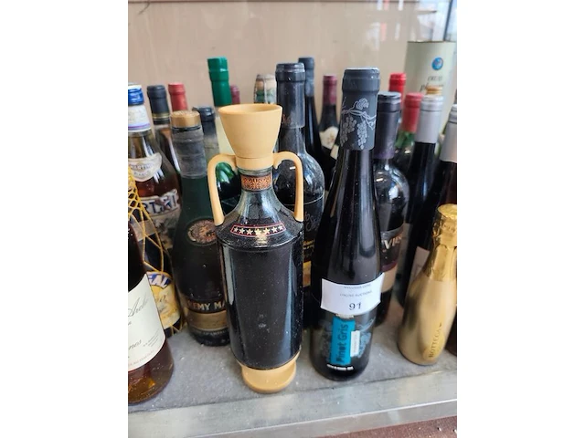 Ca. 49 diverse wijn- en drankflessen - afbeelding 8 van  11
