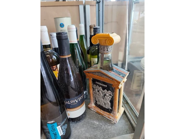 Ca. 49 diverse wijn- en drankflessen - afbeelding 11 van  11