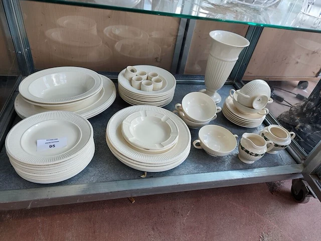 Ca. 52 stuks klassiek cremkleurig servies wedgwood edme servies met geribbeld en gegolfd ontwerp - afbeelding 1 van  7