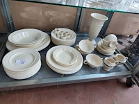 Ca. 52 stuks klassiek cremkleurig servies wedgwood edme servies met geribbeld en gegolfd ontwerp