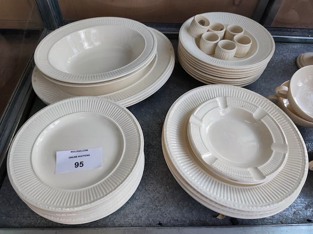 Ca. 52 stuks klassiek cremkleurig servies wedgwood edme servies met geribbeld en gegolfd ontwerp - afbeelding 3 van  7