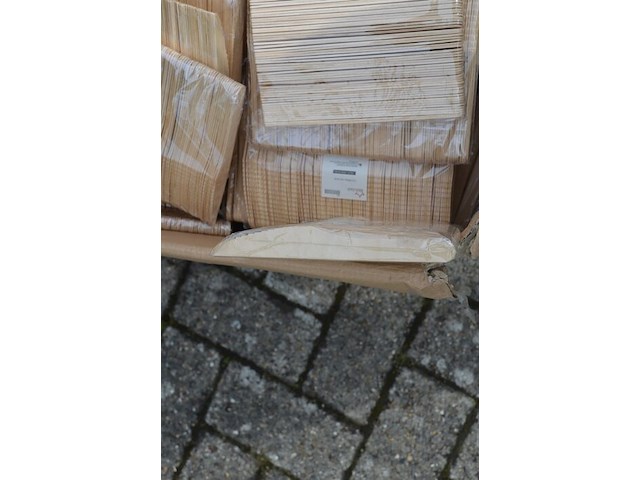 Ca. 82 verpakkingen van 100 stuks houten messen - afbeelding 1 van  4