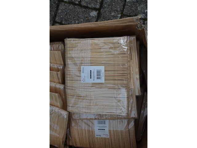 Ca. 82 verpakkingen van 100 stuks houten messen - afbeelding 2 van  4